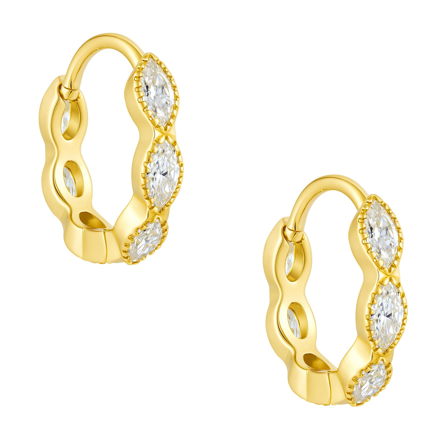 BRINCO ARGOLA PONTIAGUDA ORNAMENTADA TITÂNIO